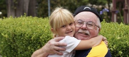 Bedstefar krammer barnebarn