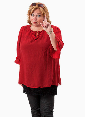 Karen-Marie med løftet hånd og pegefinger